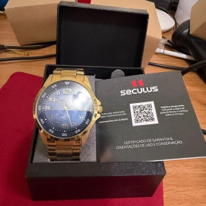 Relógio Seculus Dourado com fundo azul